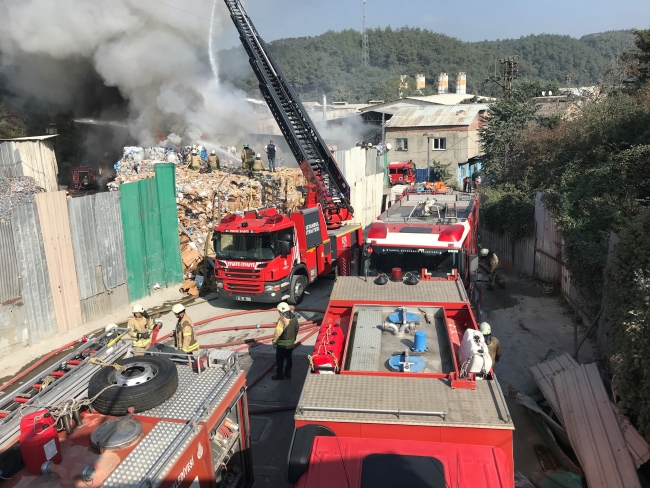 Kağıt deposunda yangın paniği