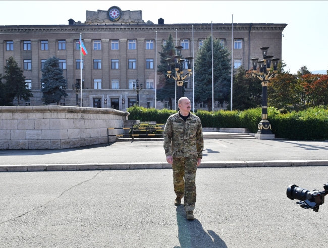 Aliyev,  Azerbaycan bayrağını göndere çekti