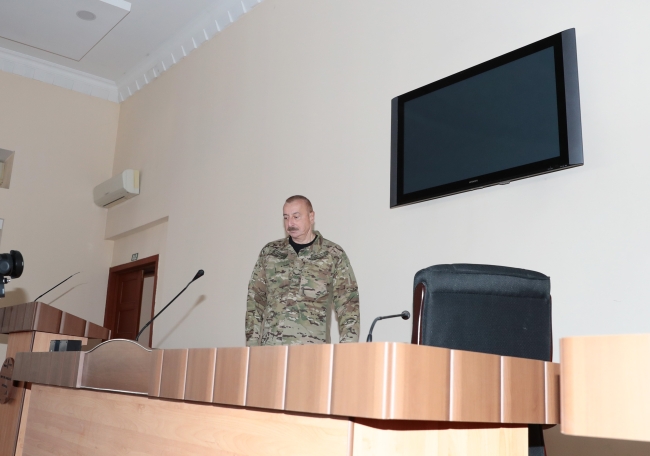 Aliyev,  Azerbaycan bayrağını göndere çekti