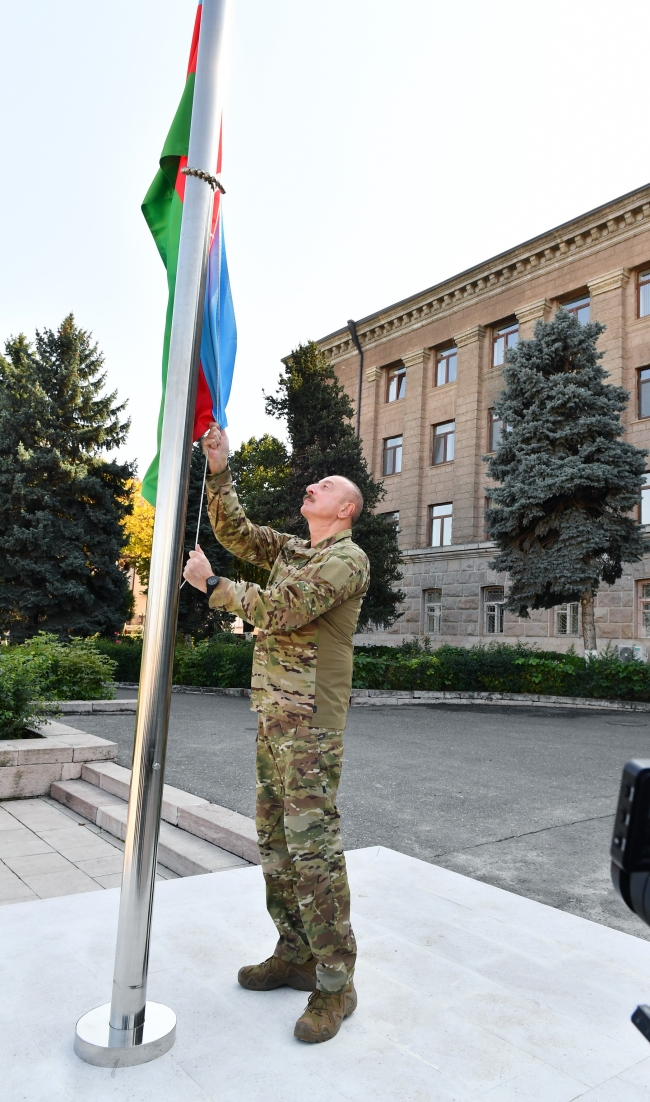 Aliyev,  Azerbaycan bayrağını göndere çekti