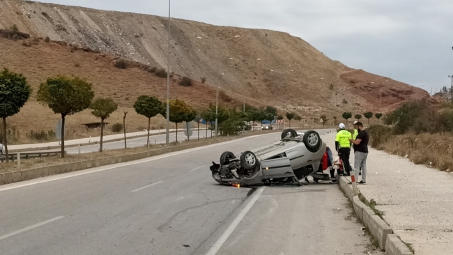 Tokat'ta kaldırıma çarpan araç takla attı: 3 yaralı