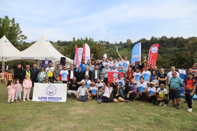Canik semaları yamaç paraşütü ile renklendi