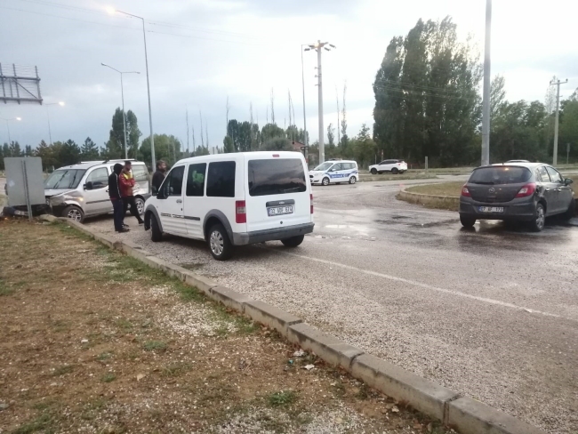 Isparta’da çarpışan araçlar refüje çarptı: 4 yaralı