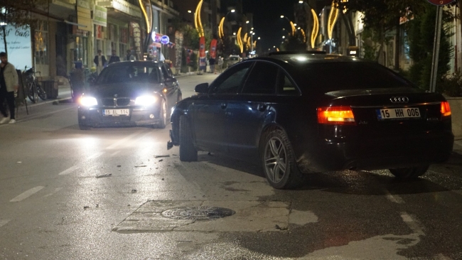 Burdur’da iki otomobil birbirine girdi: 2 yaralı