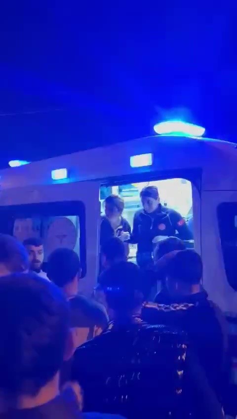 Sultanbeyli'de iki araç kafa kafaya çarpıştı!