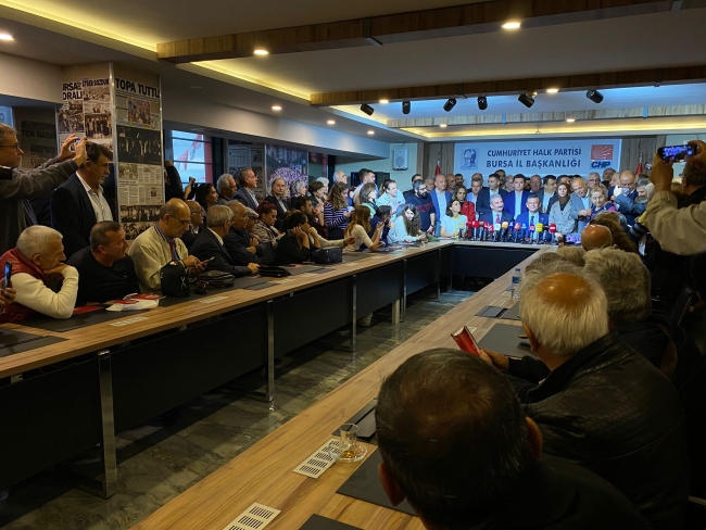 Özgür Özel CHP Bursa İl Başkanlığında delegelerle buluştu