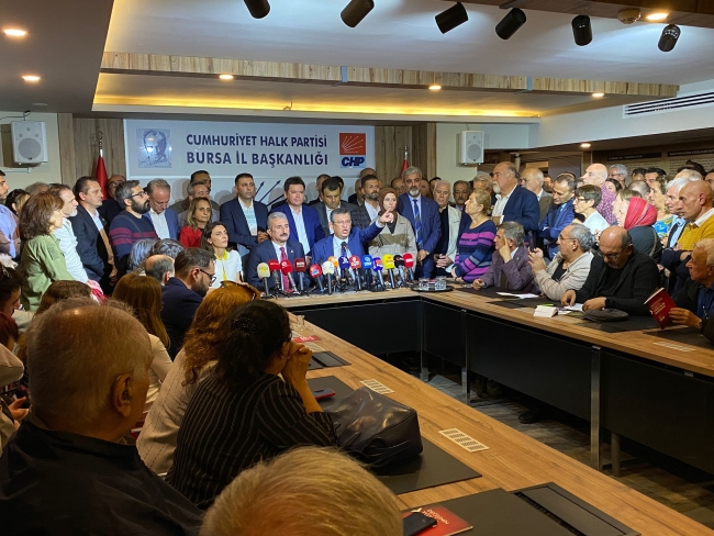 Özgür Özel CHP Bursa İl Başkanlığında delegelerle buluştu