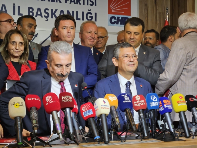 Özgür Özel CHP Bursa İl Başkanlığında delegelerle buluştu