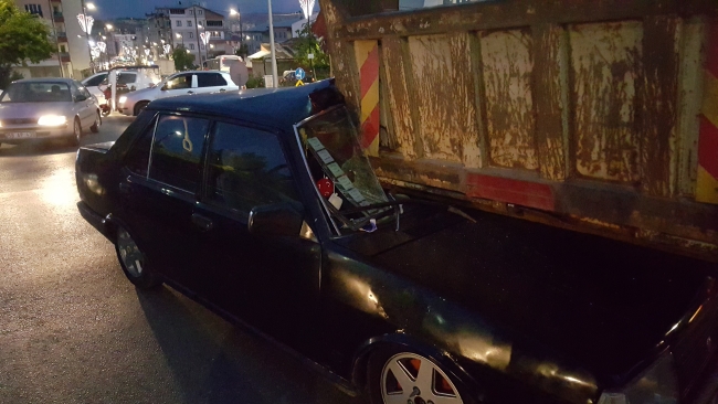 Kamyon ile otomobil çarpıştı!