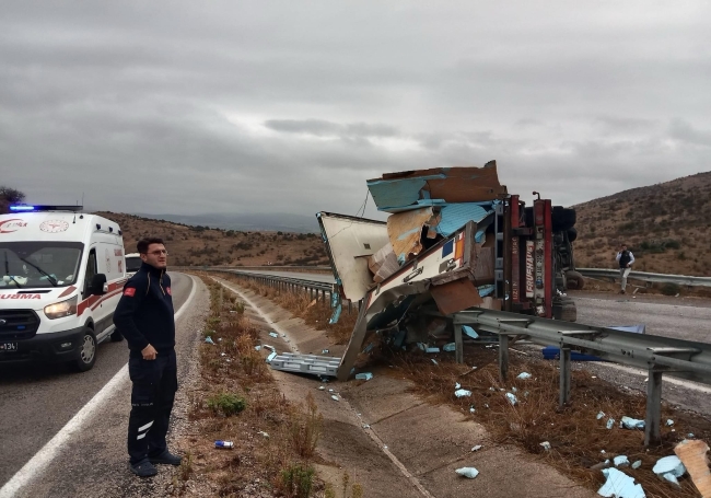 Balıkesir'de TIR devrildi: Yol trafiğe kapandı!