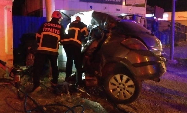 Çorum'da otomobil direğe çarptı: 3 ölü