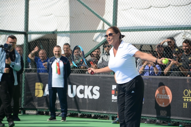 Hülya Avşar, Yücel Yılmaz'a karşı