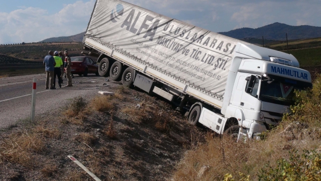 Feci kaza! TIR ile minibüs çarpıştı