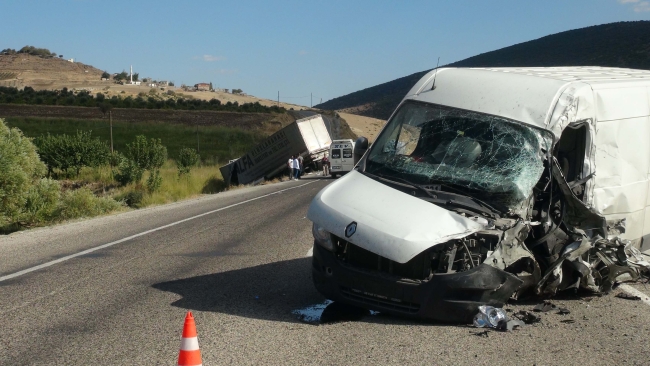Feci kaza! TIR ile minibüs çarpıştı