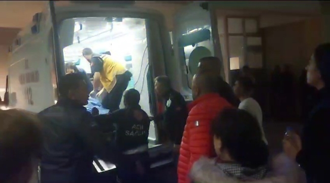 Niğde’de işçi taşıyan minibüs devrildi: 15 kişi yaralandı