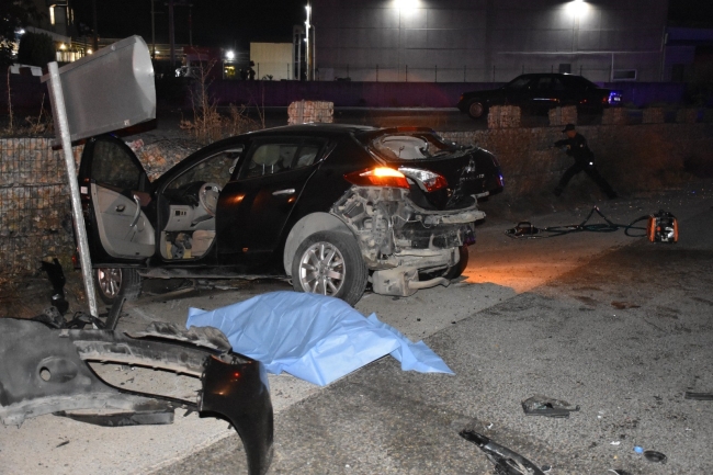 İzmir’de kontrolden çıkan otomobil kaza yaptı!