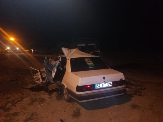 Kamyonet ile otomobil kafa kafaya çarpıştı!