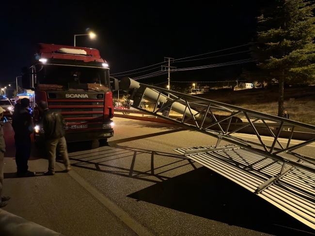 Burdur'da Trafik Levhası Nedeniyle Yol Kapandı
