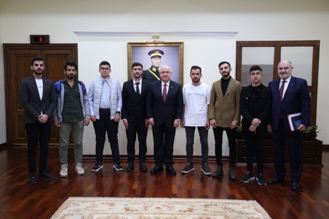 Milli Savunma Bakanı Güler gençlerle buluştu