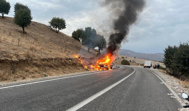 Alev topuna dönen kamyonettin içinden son anda çıktılar