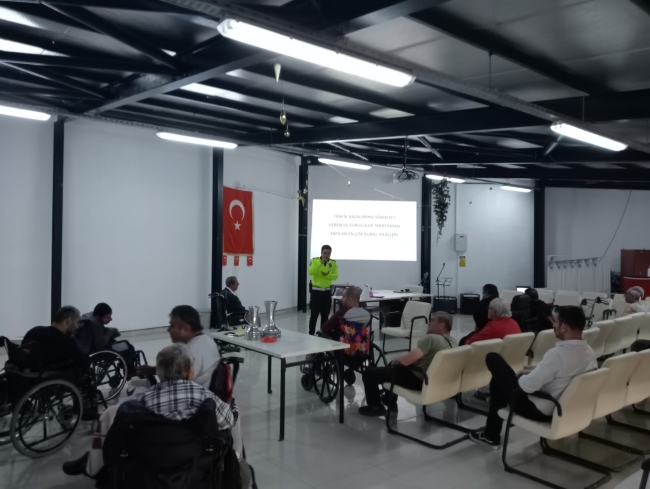 Polisten öğrencilere trafik güvenliği eğitimi
