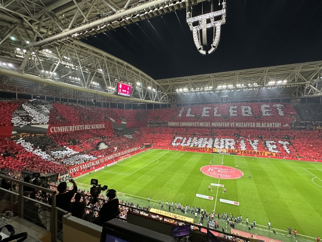 Galatasaray taraftarından Cumhuriyet’in 100. yılına özel koreografi