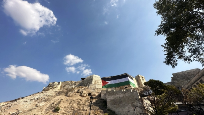Tarihi Gaziantep Kalesi’ne Filistin bayrağı asıldı