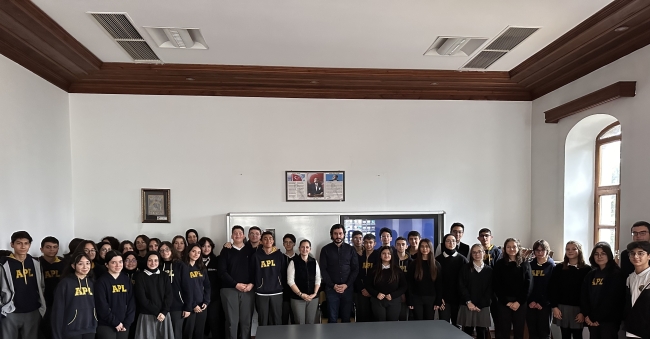 Lise öğrencilerine üniversiteden ‘Türk Ebrusu’ sunumu yapıldı