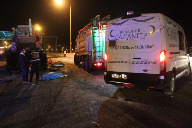 Freni patlayan TIR dehşet saçtı: 3 ölü, 11 yaralı