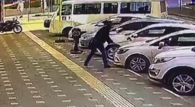 Bursa'da park halindeki araçlara baltayla saldırdı!