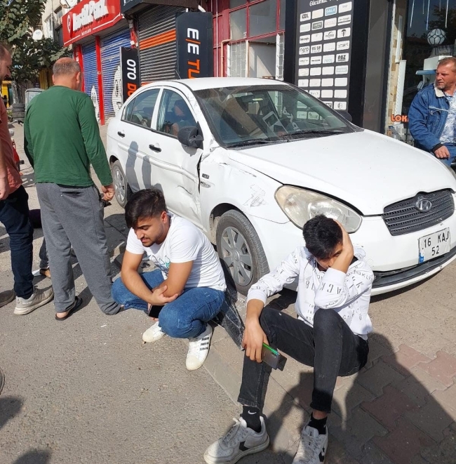 Bursa'da park halindeki otomobile çarpıp devrildi