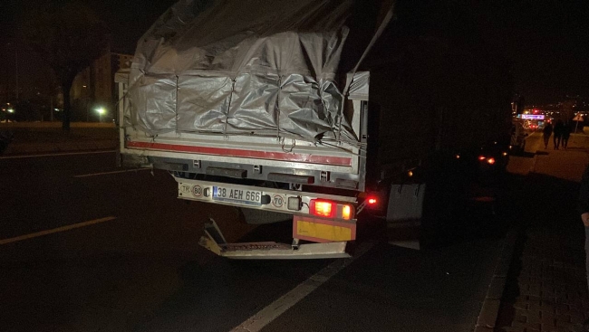 Feci kaza! Otomobil TIR'a çarptı