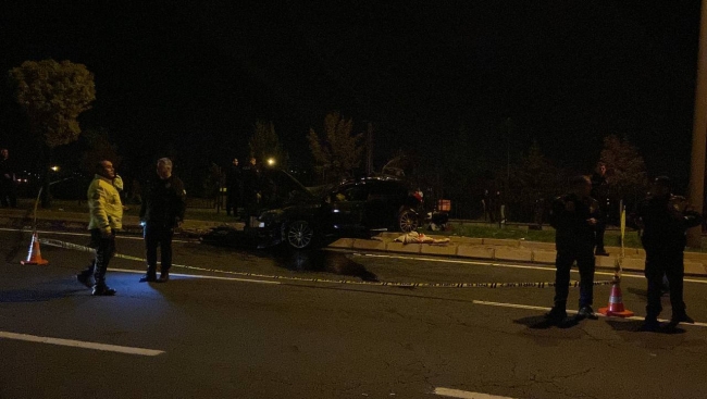Feci kaza! Otomobil TIR'a çarptı