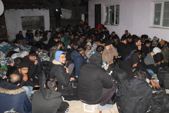 Onlarca göçmen saklandıkları evde yakalandı