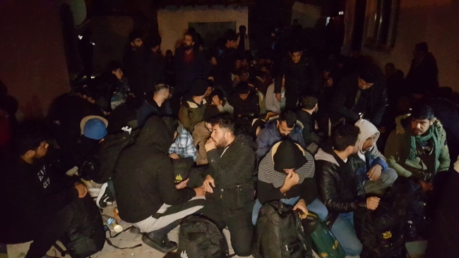 Bir evin bahçesinden 100 kaçak göçmen çıktı!