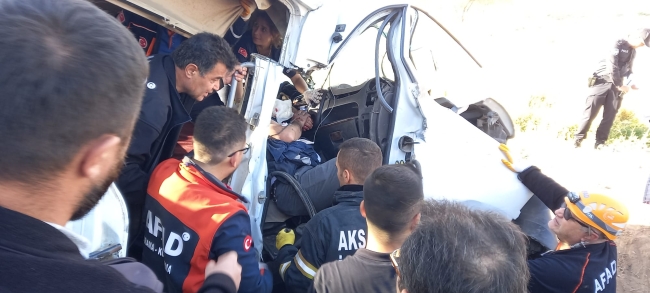 İşçi servisi kamyonetle çarpıştı: 17 yaralı