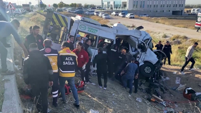 Kamyonet, servis minibüsü ile çarpıştı: 2 ölü, 19 yaralı