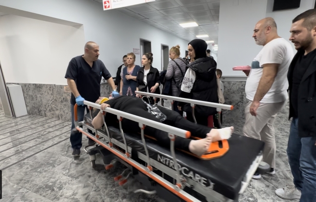 Perde takmaya çalışan kadın 3. kattan düştü