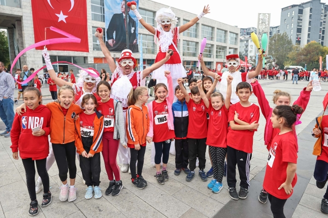 Bursa'da çocuklar Cumhuriyet’in 100. yılı için koştular