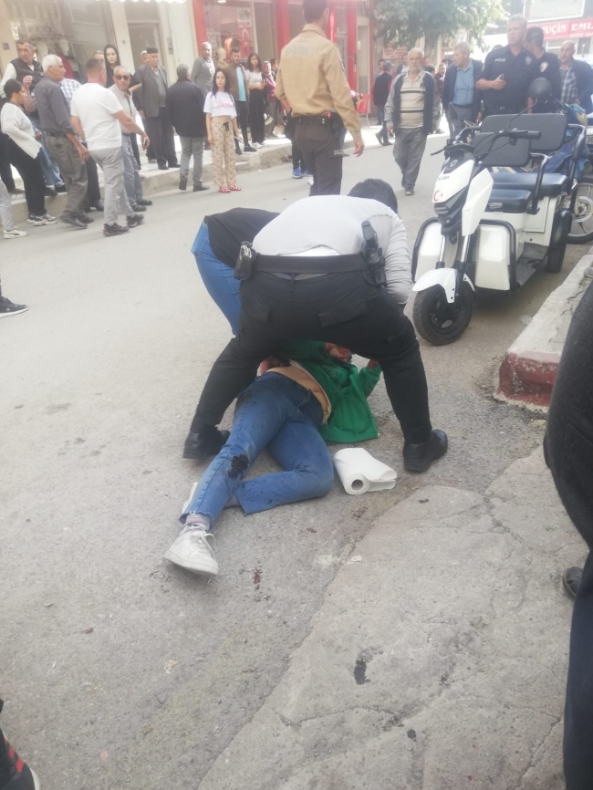 Eşini ve yanında gördüğü kişiyi bıçakladı