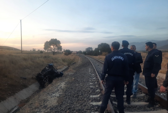Yolcu treni traktöre çarptı: 1 ölü