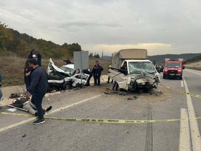 Bursa'da otomobil ile kamyonet çarpıştı: 4 yaralı