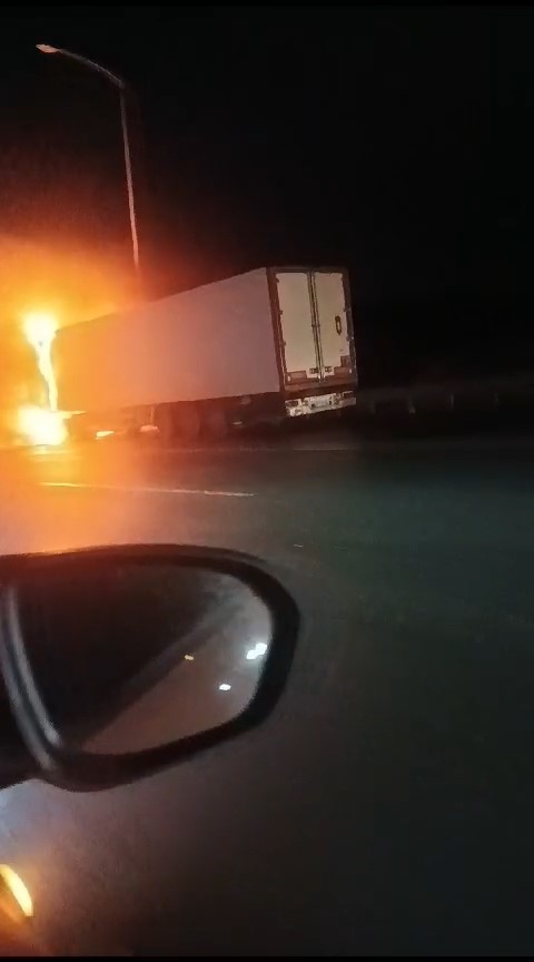 Bursa'da TIR otobanda alev alev yandı