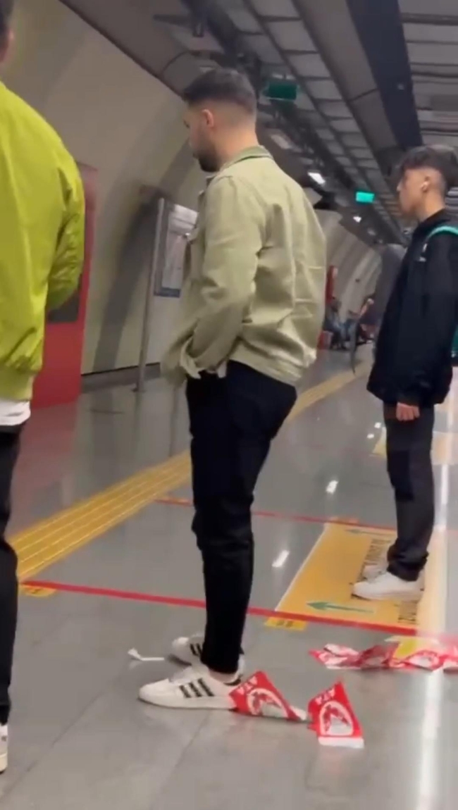 Metroya asılan Türk bayraklarını yırtan şüpheli tutuklandı