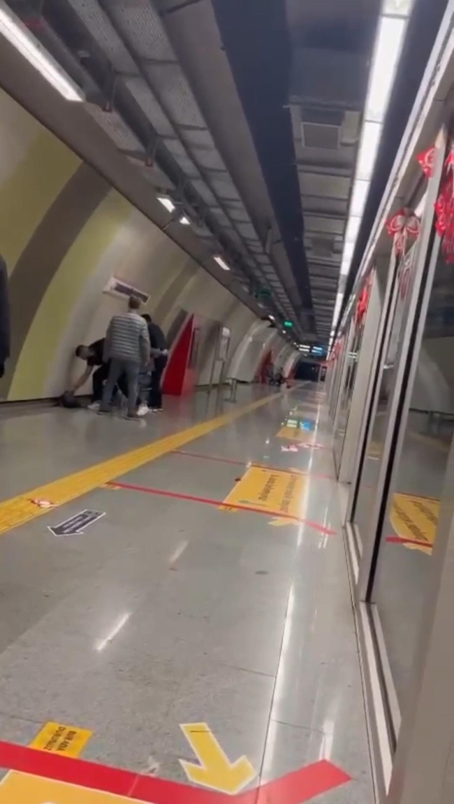 Metroya asılan Türk bayraklarını yırtan şüpheli tutuklandı