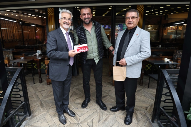 Başkanlardan esnafa Atatürk posteri ve Türk bayrağı