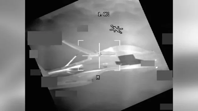 Çin jeti, ABD bombardıman uçağına 3 metre yaklaştı