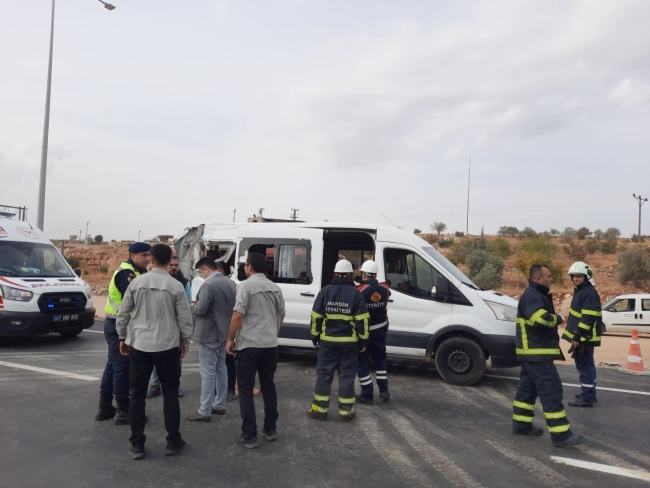 Mardin'de minibüs ile kamyon çarpıştı: 3 yaralı