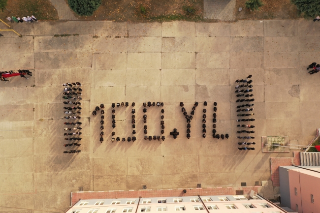 100. yıl coşkusu Bursa'da! Öğrencilerden 100. yıla özel koreografi