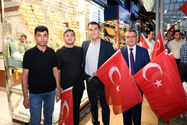 Başkan Dündar, vatandaşların Cumhuriyet Bayramı'nı kutladı